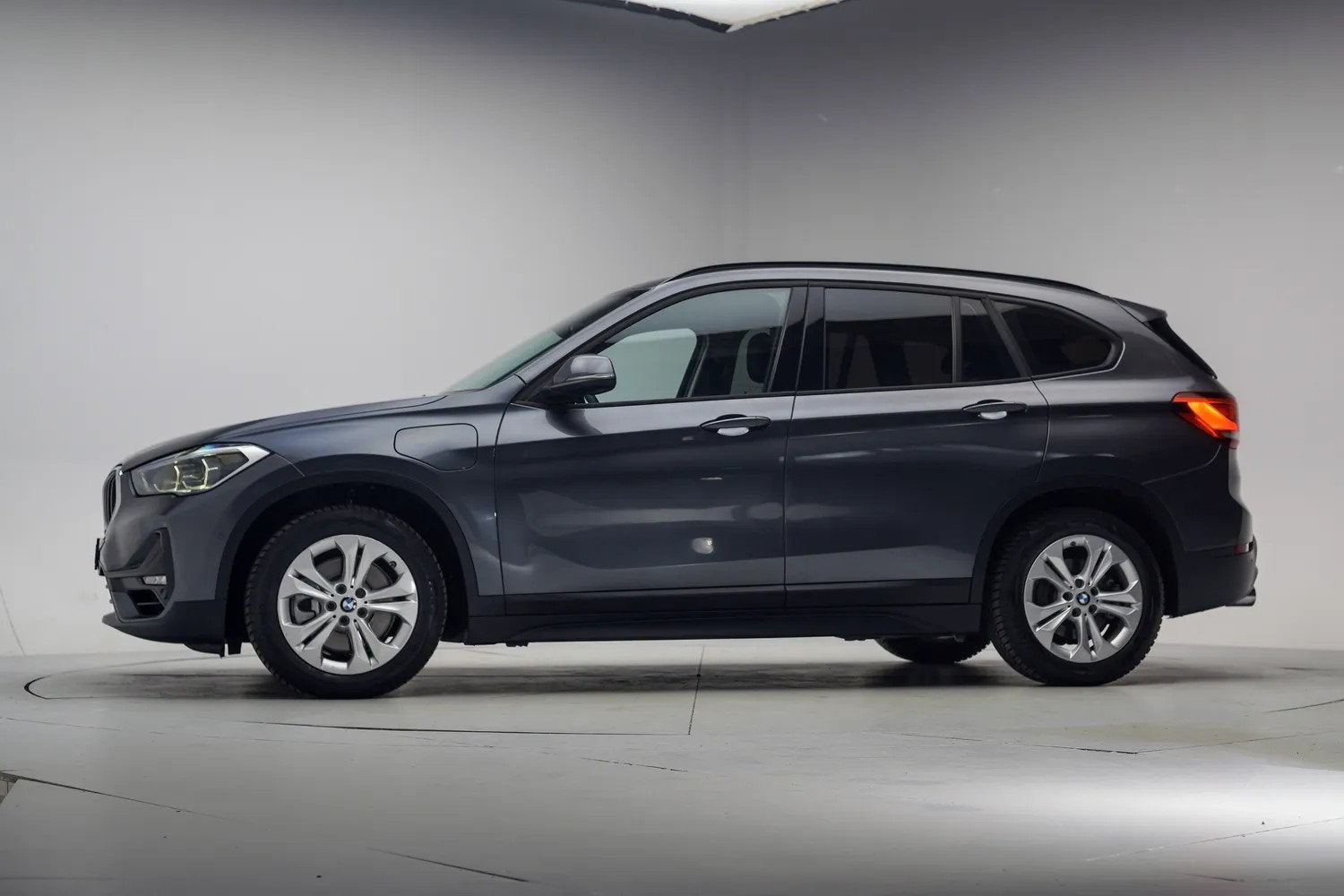 BMW X1 xDrive 25e Executive Aut. [ LED Trekhaak Navi prof. ], Gebruikt, 750 kg, 59 km/l, Bedrijf