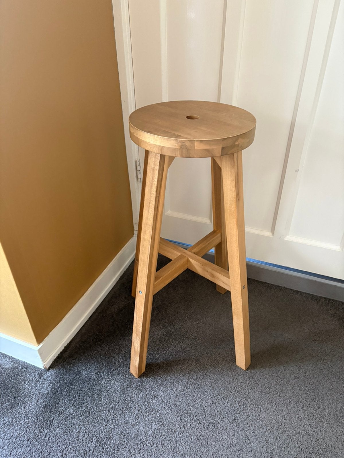 Houten barkruk Ikea Skogsta, Huis en Inrichting, Ophalen, 60 tot 90 cm, Zo goed als nieuw, 1 kruk