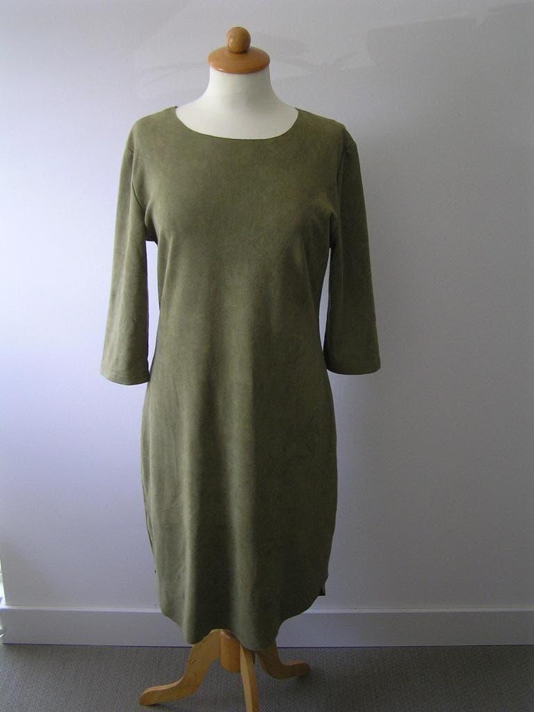 Olijfgroene "suede" jurk., Maat 38/40 (M), Nieuw, Ophalen of Verzenden, Boven de knie