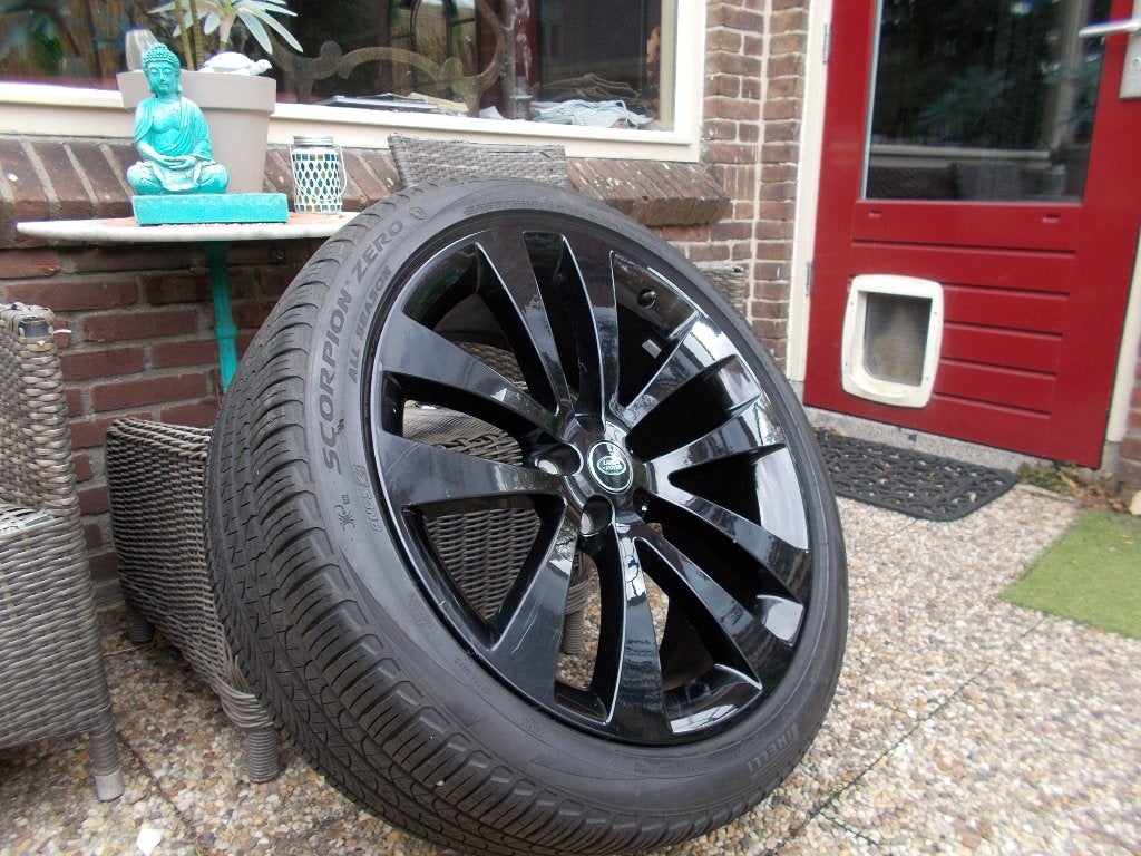1 VELG 23 INCH RANGE ROVER / LAND ROVER MET PIRELLI  BAND, Ophalen, 285 mm, Banden en Velgen, Nieuw