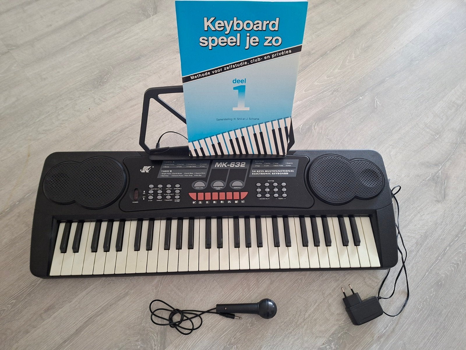 MK-632 Keyboard met oplader, microfoon en lesboekje, Ophalen, Zo goed als nieuw