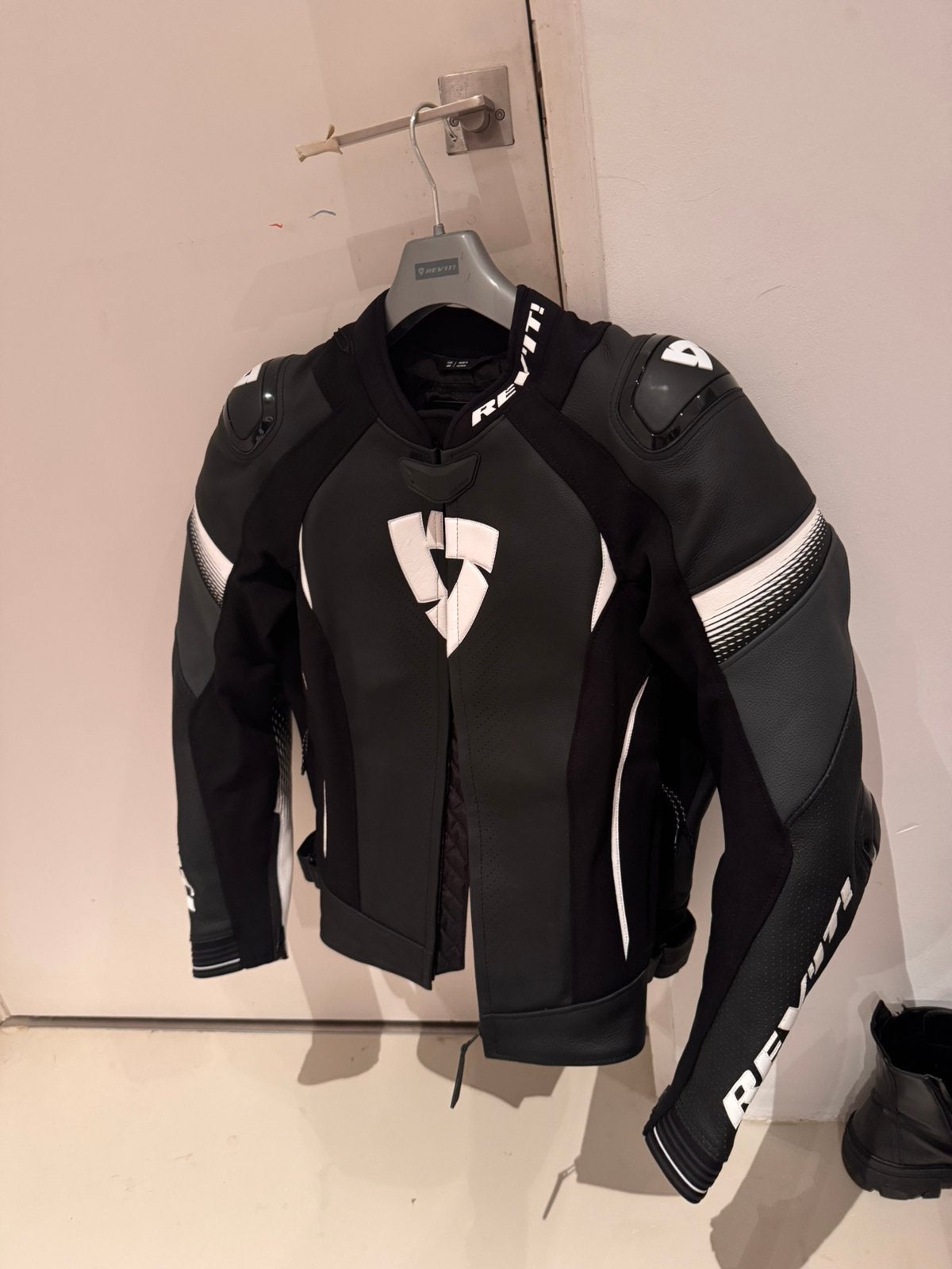 Nieuwe Xena 4 pro dames (met rugprotector), Ophalen of Verzenden, Nieuw met kaartje, Dames, Jas | leer