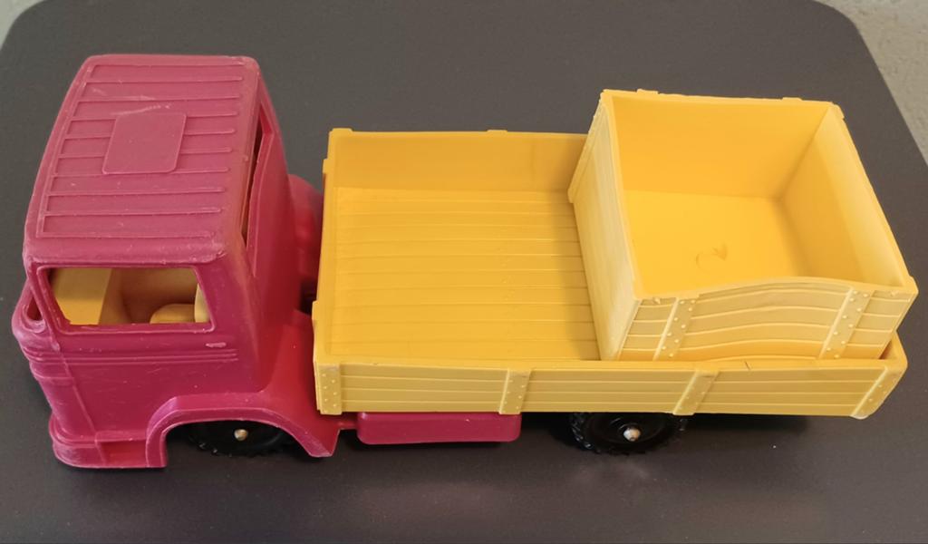 Vrachtwagen met lading. Wildebras. Vynil. 1:20, Antiek en Kunst, Antiek | Speelgoed, Ophalen of Verzenden