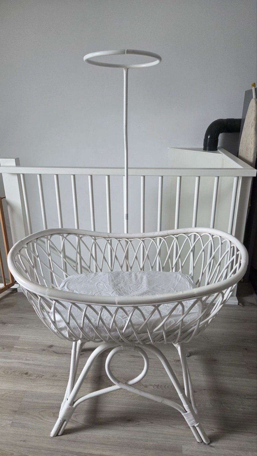 Witte rotan wieg met hemelstang, Ophalen, Gebruikt, Wieg