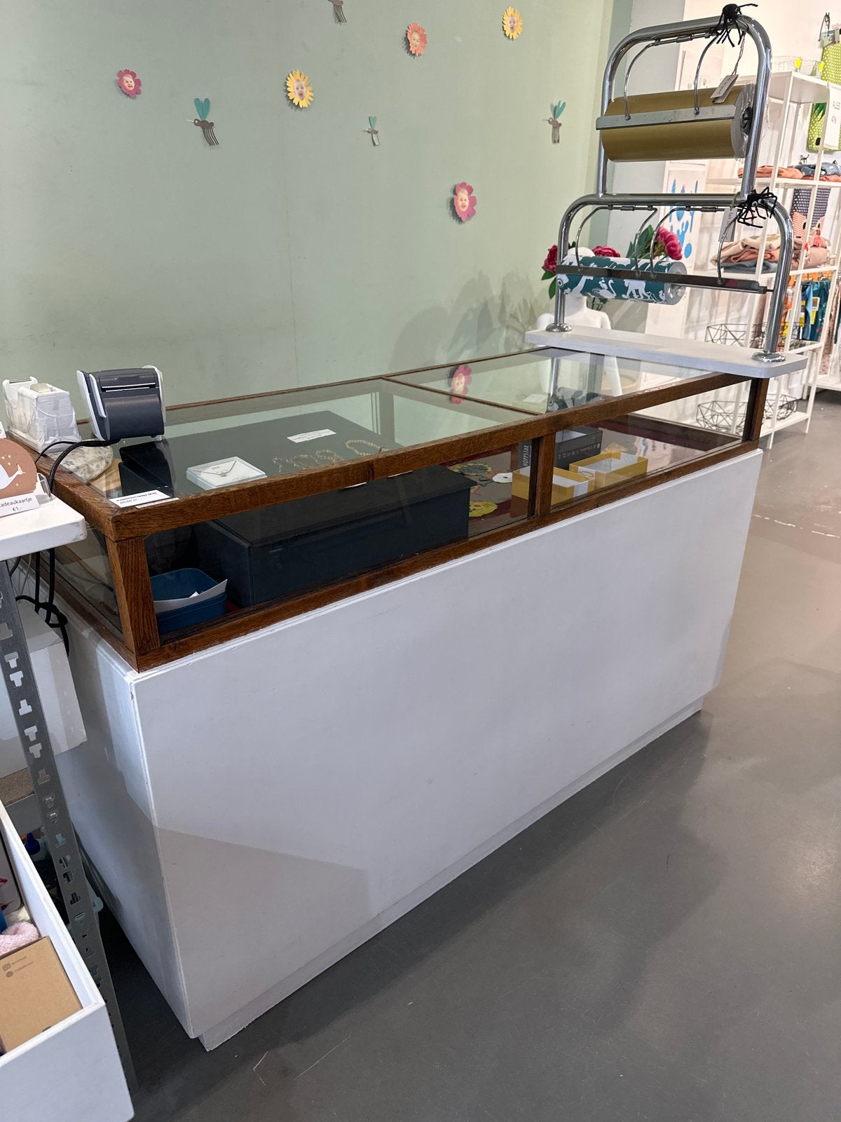 Vintage houten toonbank met vitrine, Ophalen