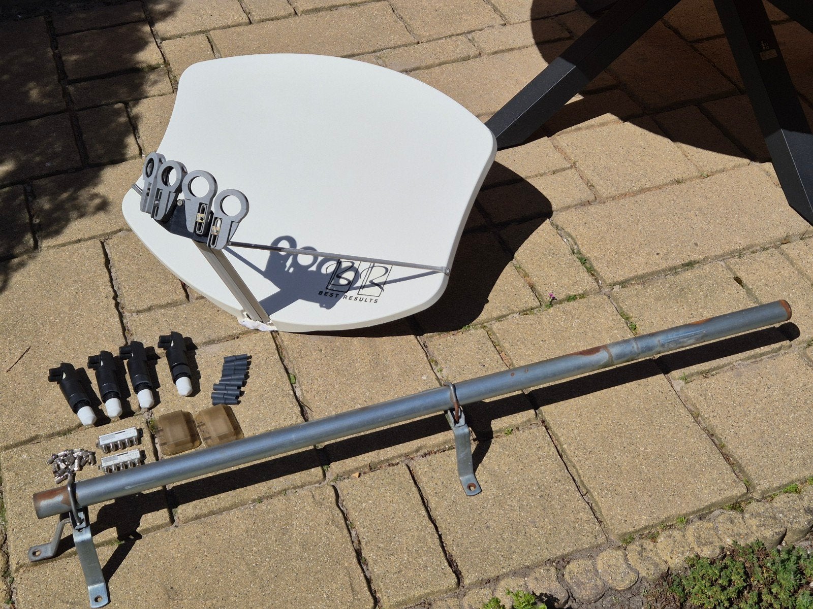 Visiosat Bisat schotelantenne met 4 twin-lnb's, Ophalen, Zo goed als nieuw, (Schotel)antenne, Overige merken