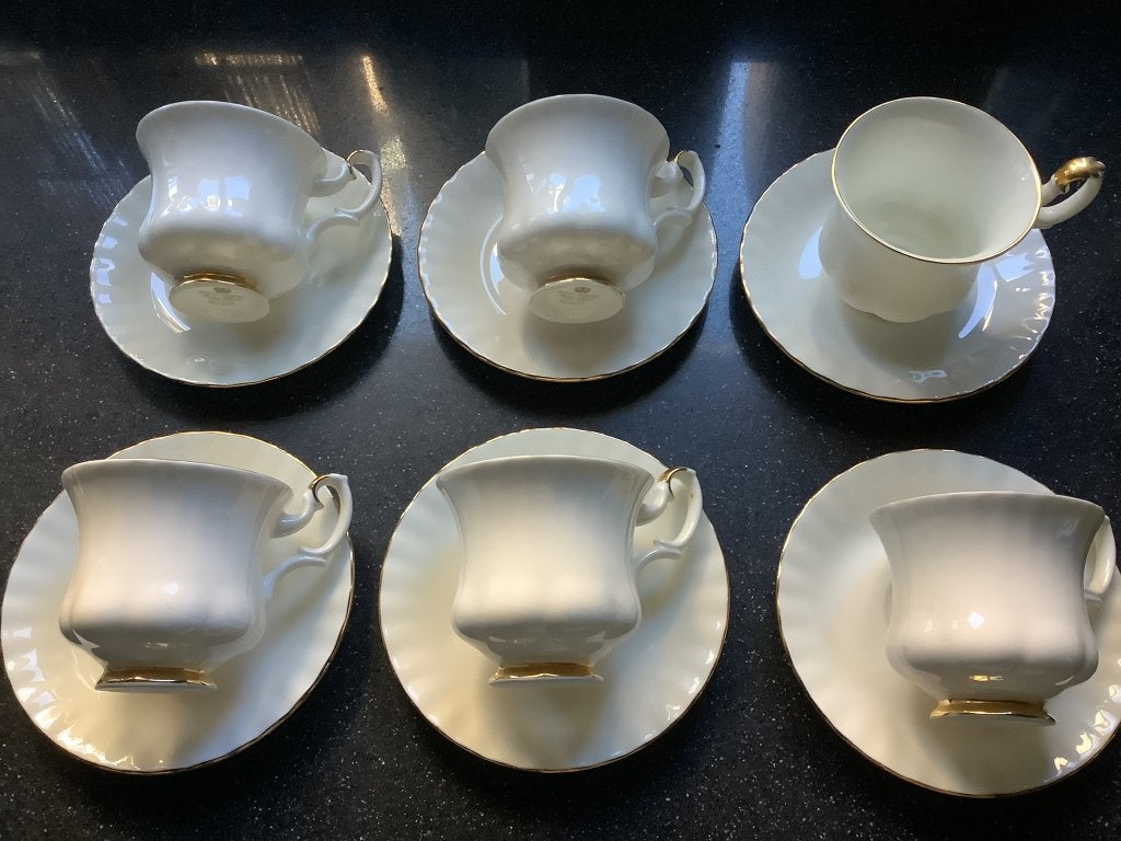 6 Royal Albert dames kopjes wit met gouden rand, Huis en Inrichting, Keuken | Servies, Ophalen, Zo goed als nieuw, Overige stijlen