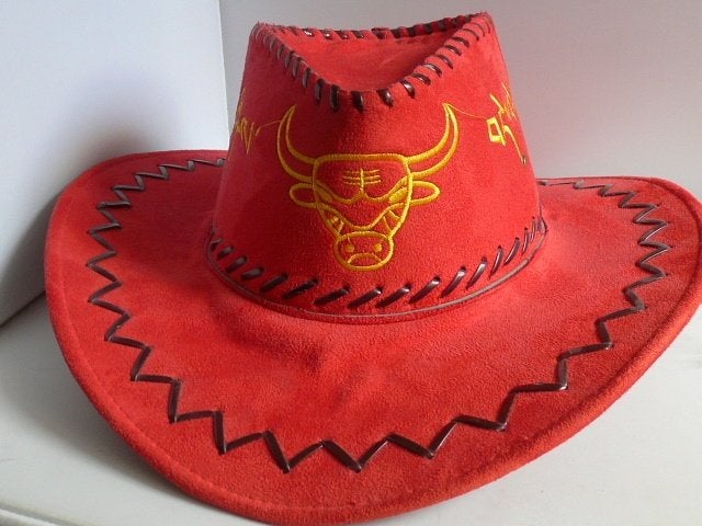 Cowboy hoed - rood = zie foto's, Kleding | Dames, Hoeden en Petten, Ophalen of Verzenden, Zo goed als nieuw, 56 of 57 cm (M, 7 of 7⅛ inch)