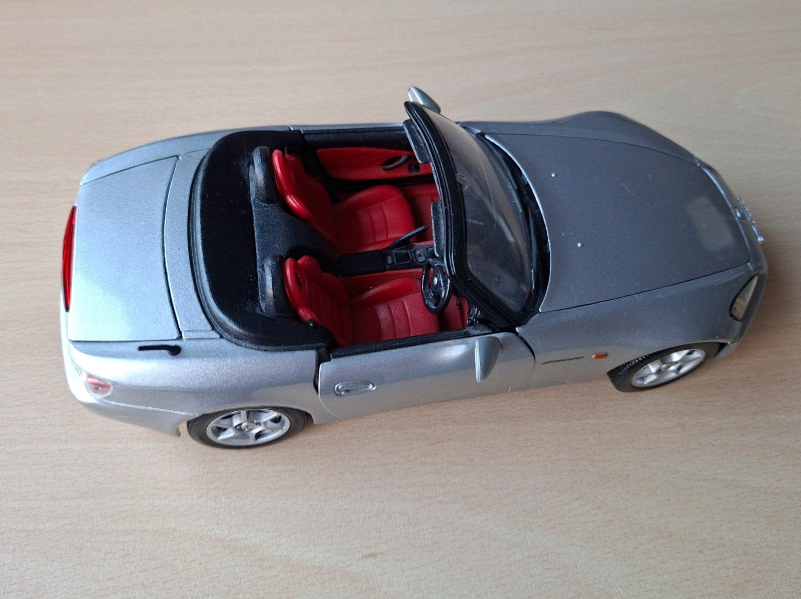 Honda S2000 Zilverkleurige modelauto met rood interieur, Gebruikt, Auto, 1:32 tot 1:50, Ophalen