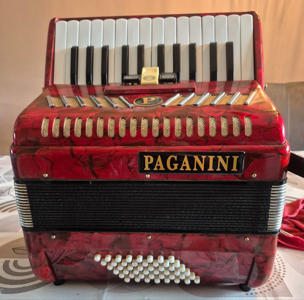 Paganini Accordeon Rood in goede staat., Muziek en Instrumenten, Accordeons, Overige merken, Met riemen, Overige formaten, Zo goed als nieuw