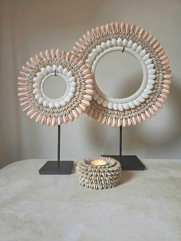 Ronde schelpenkrans op standaard Aulia uit Bali, Huis en Inrichting, Ophalen of Verzenden, Tropical home, 6951nk, Nieuw