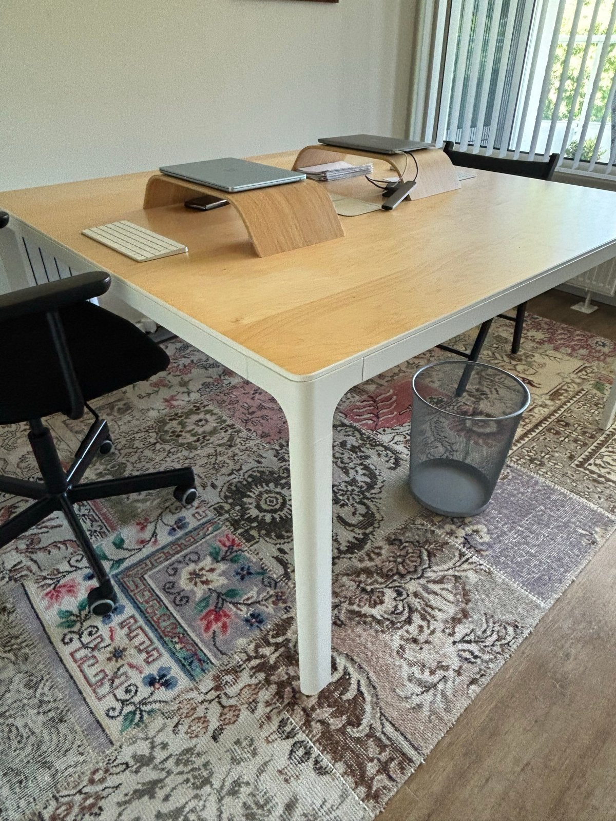 IKEA Bekant Bureau/Werktafel 140x140 cm met kabeldoorvoer, Ophalen, Gebruikt, Kabelgoot, Hoekbureau