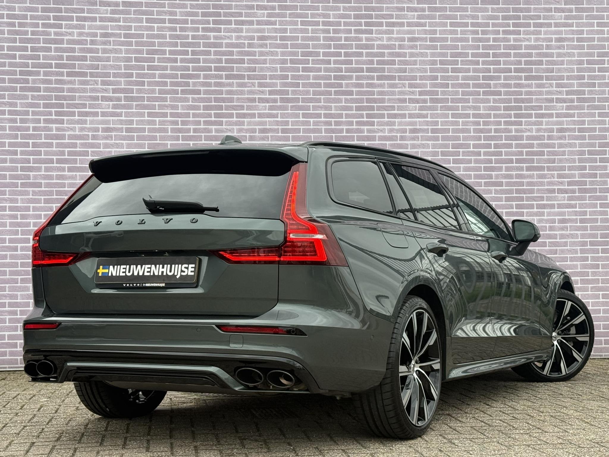 Volvo V60 2.0 T6 Plug-in hybrid AWD Ultra Dark | 20" | Heico, 12 maanden, Stof, Euro 6, 180 min