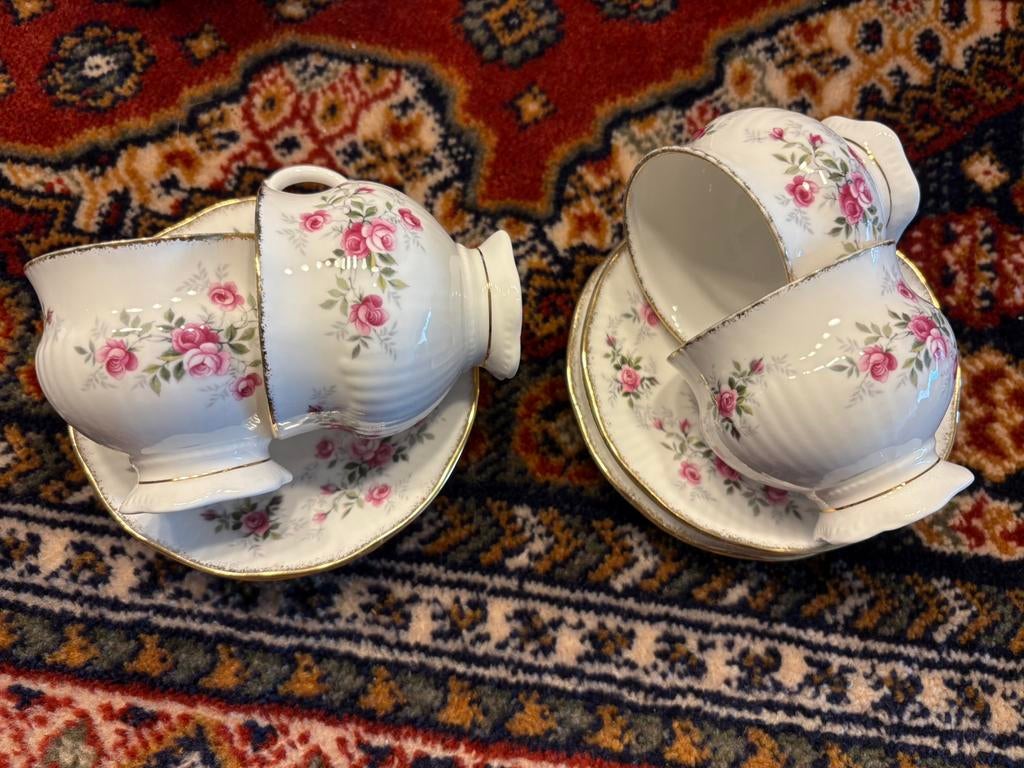 4 kop en schotels Elizabethan, Antiek en Kunst, Antiek | Servies compleet, Ophalen of Verzenden