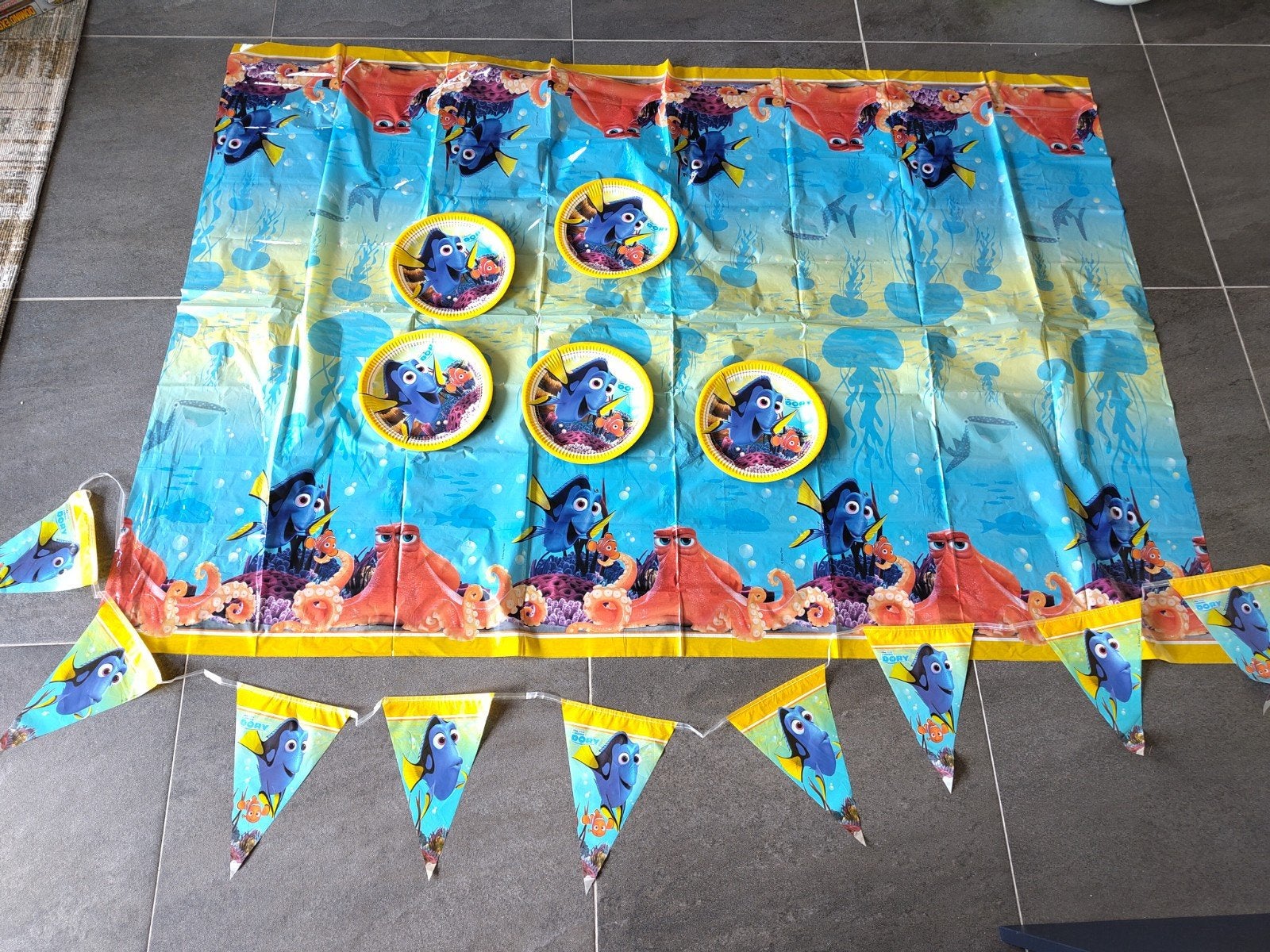 Dory kinderfeestje pakket, vlaggetjes, 5 bordjes, tafelkle, Ophalen of Verzenden, Zo goed als nieuw, Versiering, Verjaardag