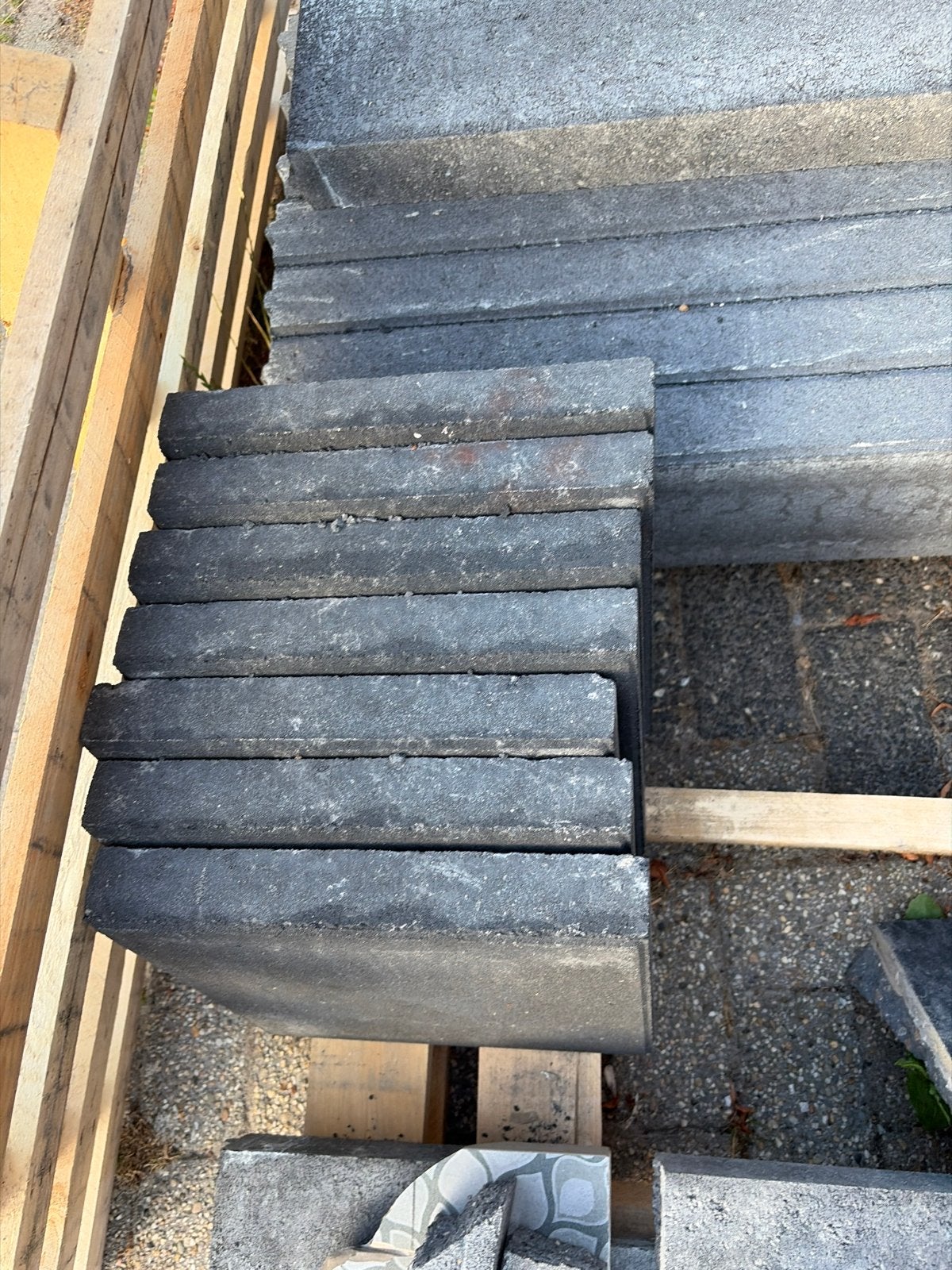 Betonbanden en 7 antraciet tegels 30x30, Tuin en Terras, Tegels en Klinkers, Ophalen, Gebruikt, Minder dan 5 m², Beton