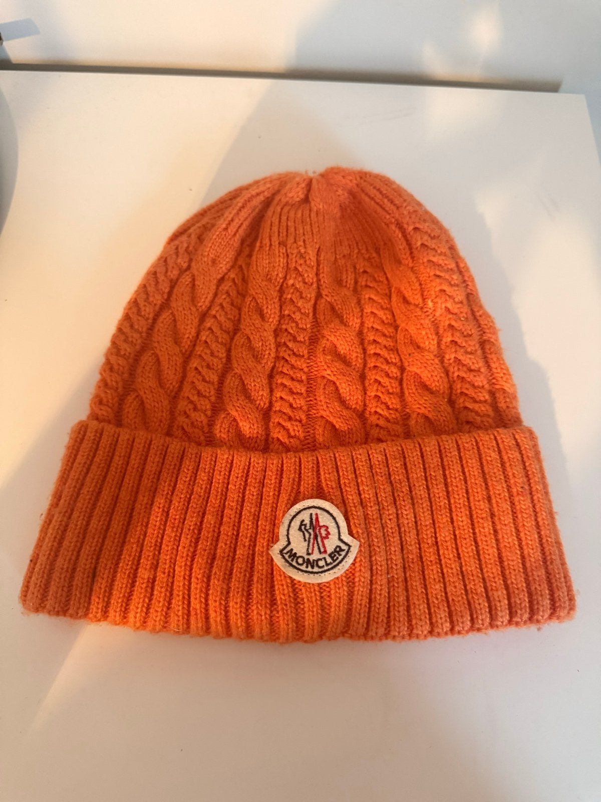 Moncler Muts Oranje - Warme en Stijlvolle Beanie, Kleding | Heren, Ophalen of Verzenden, Zo goed als nieuw, Muts