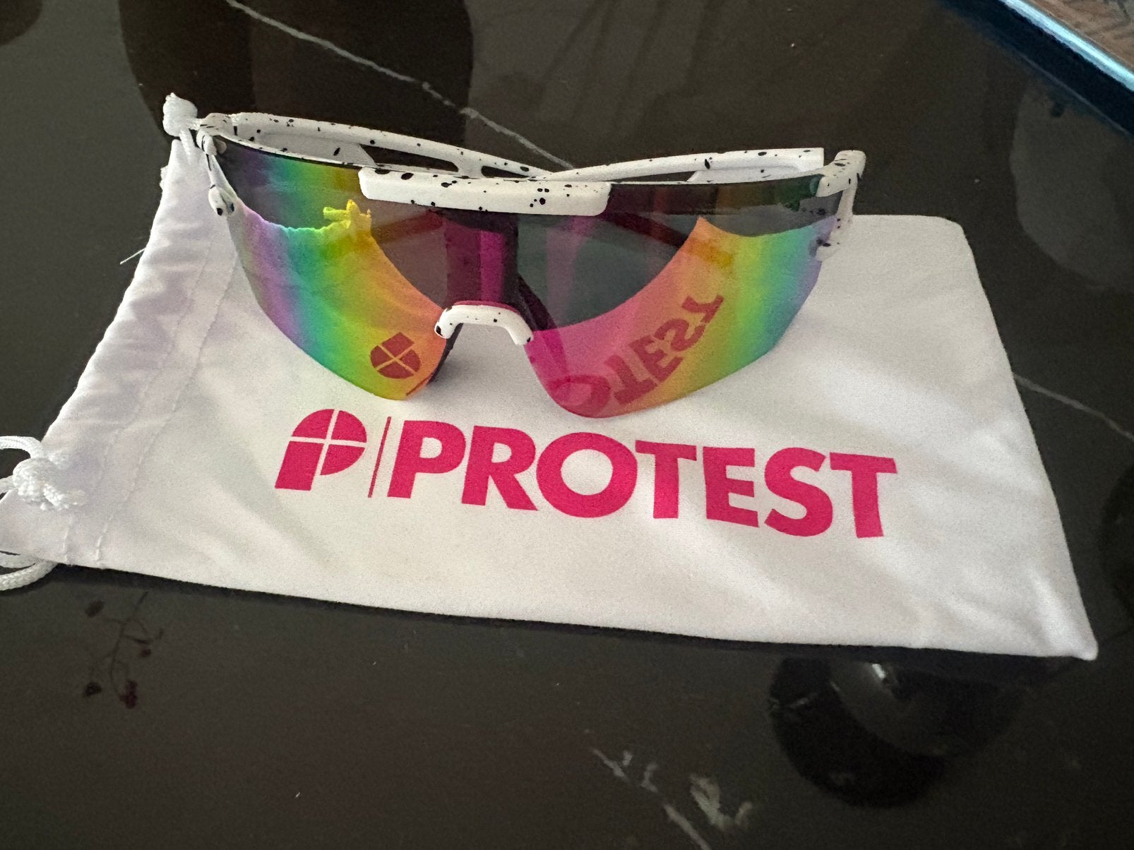 Protest zonnebril, Ophalen of Verzenden, Zo goed als nieuw