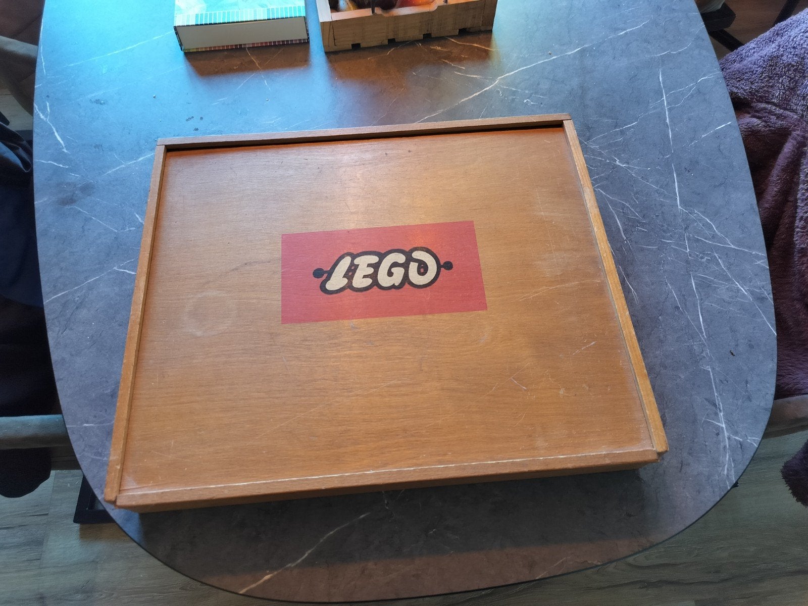 Vintage LEGO treinrails en onderdelen in houten kist, Gebruikt, Lego, Ophalen of Verzenden, Losse stenen