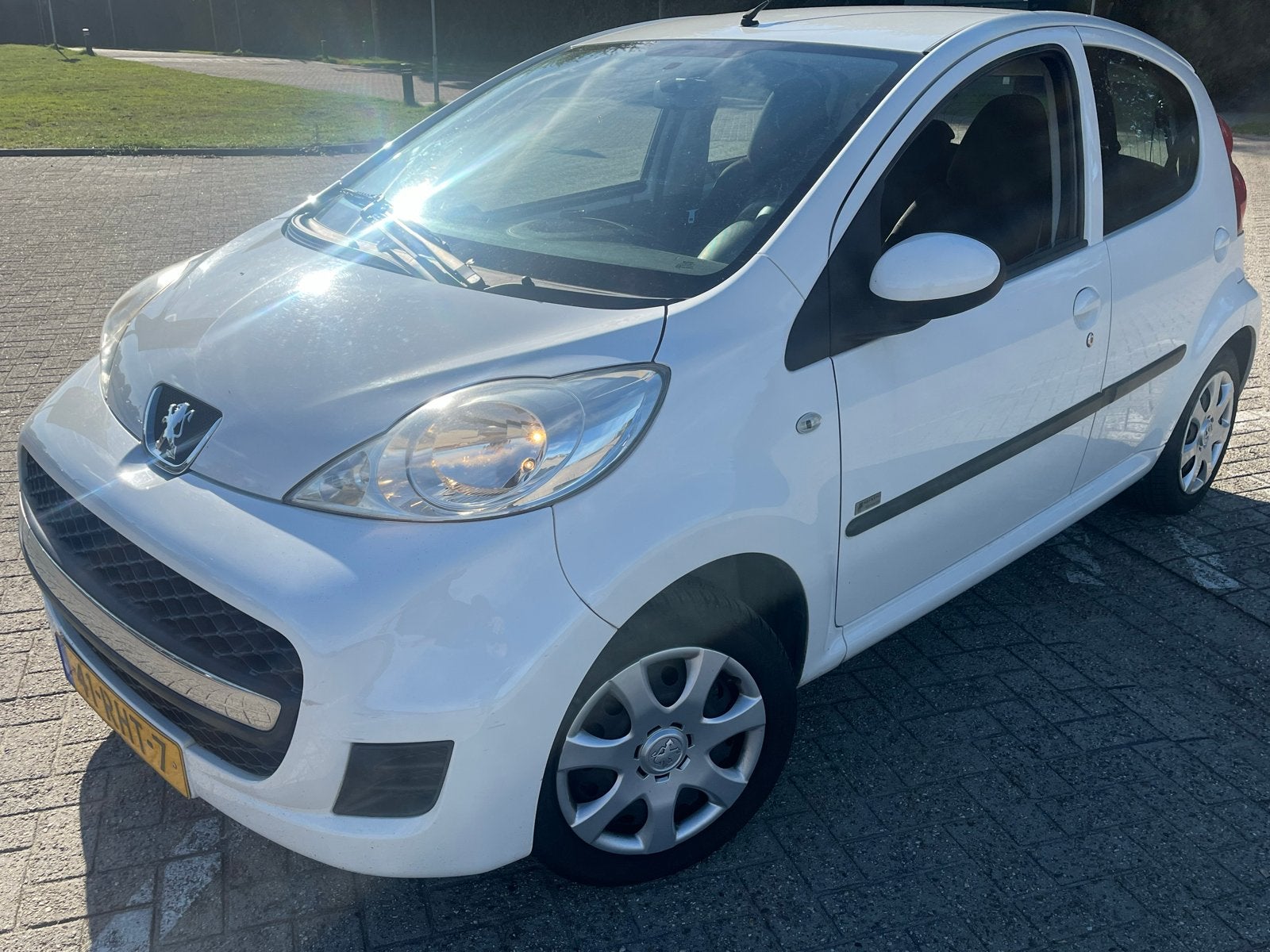 Peugeot 107 1.0 12V 5DR  Wit, Voorwielaandrijving, 4 stoelen, Origineel Nederlands, Handgeschakeld