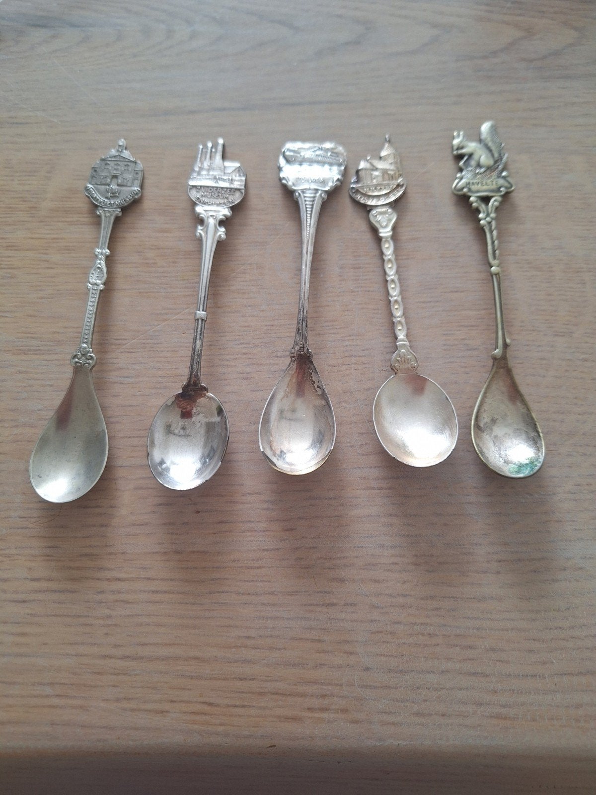 Set van 5 verzilverde theelepels met diverse afbeeldingen, Antiek en Kunst, Antiek | Bestek, Ophalen of Verzenden