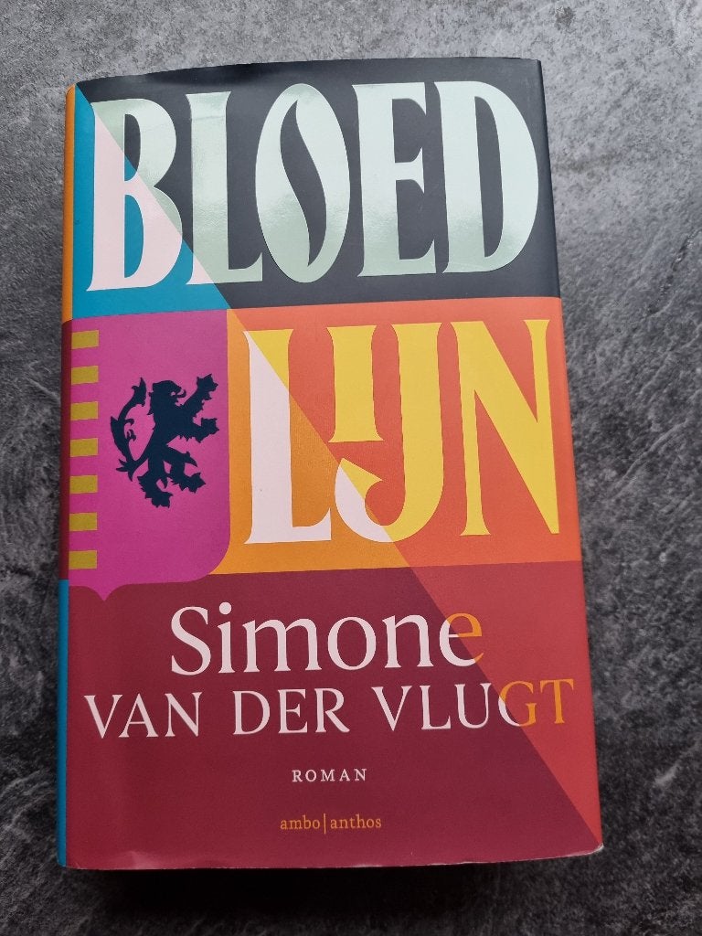 Boek : Bloedlijn - Simone van der Vlugt, Ophalen of Verzenden, Gelezen, Simone van der Vlugt