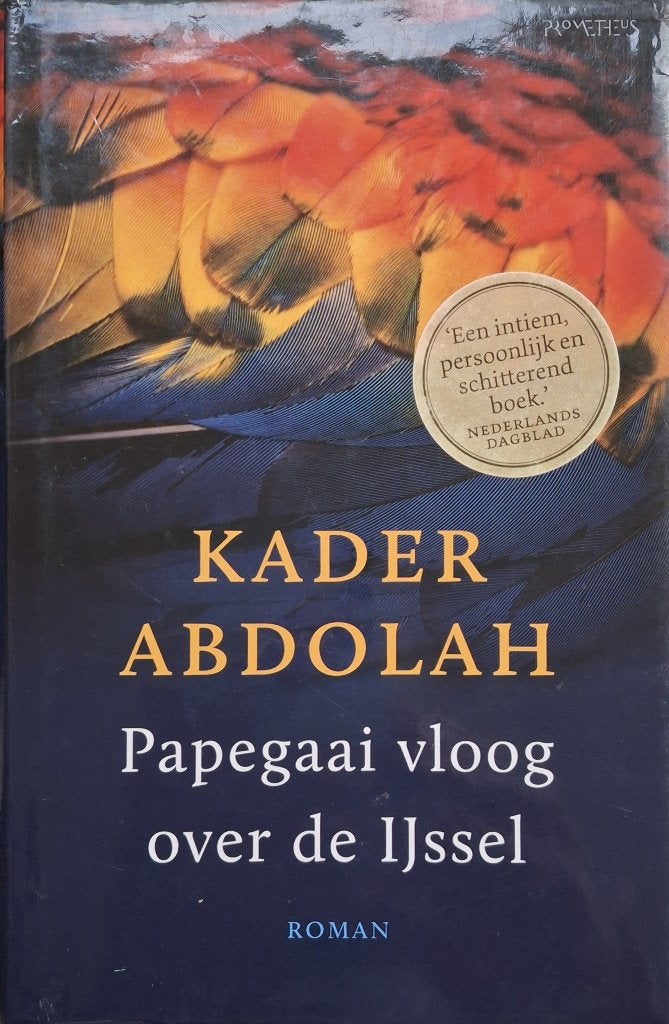 Kader Abdolah - Papegaai vloog over de IJssel, Boeken, Ophalen of Verzenden, Zo goed als nieuw, Nederland