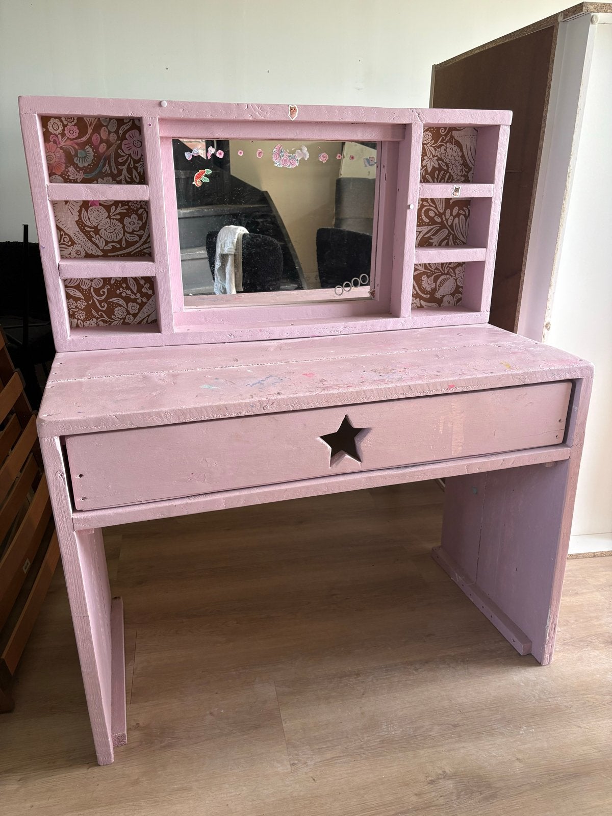 Roze steigerhouten kaptafel met spiegel en lade, Huis en Inrichting, Ophalen, Gebruikt, 100 tot 150 cm, 50 tot 100 cm