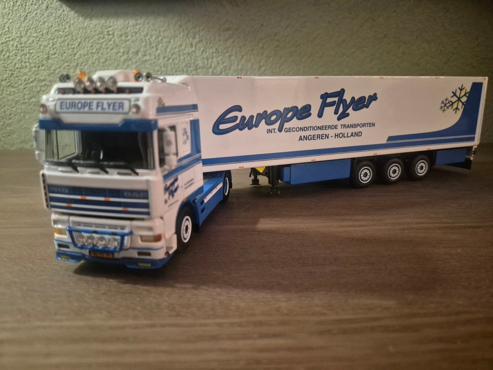 WSI DAF 95 XF SUPER SPACE CAB 4X2 Europe Flyer modeltruck, Ophalen of Verzenden, Nieuw, Bus of Vrachtwagen, Wsi
