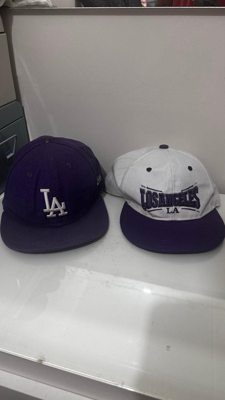 2x Los Angeles Dodgers petten - paars en wit/paars, Ophalen of Verzenden, Gedragen, Pet