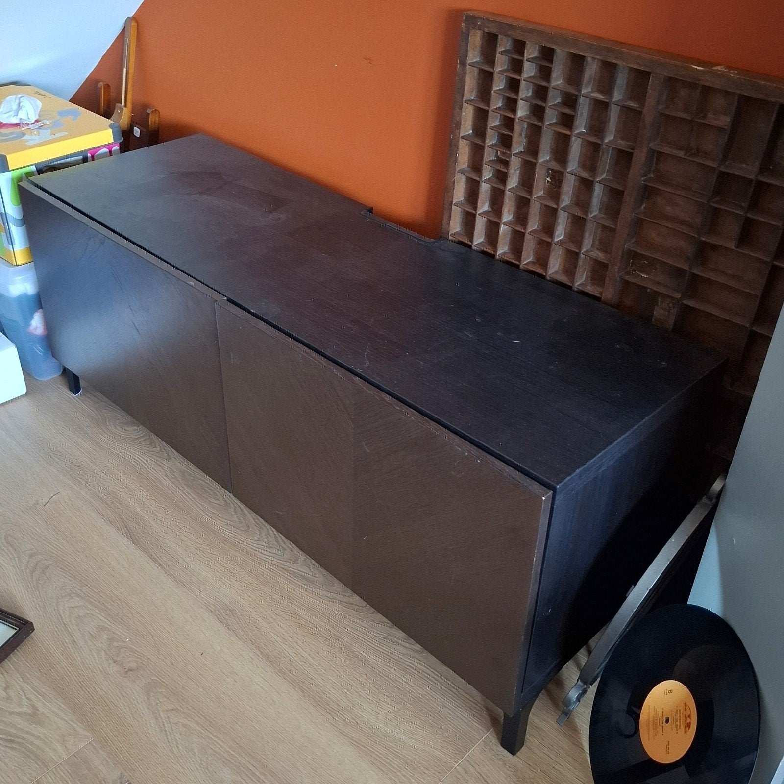 Foto 2 van ikea kastje bruin en zwart