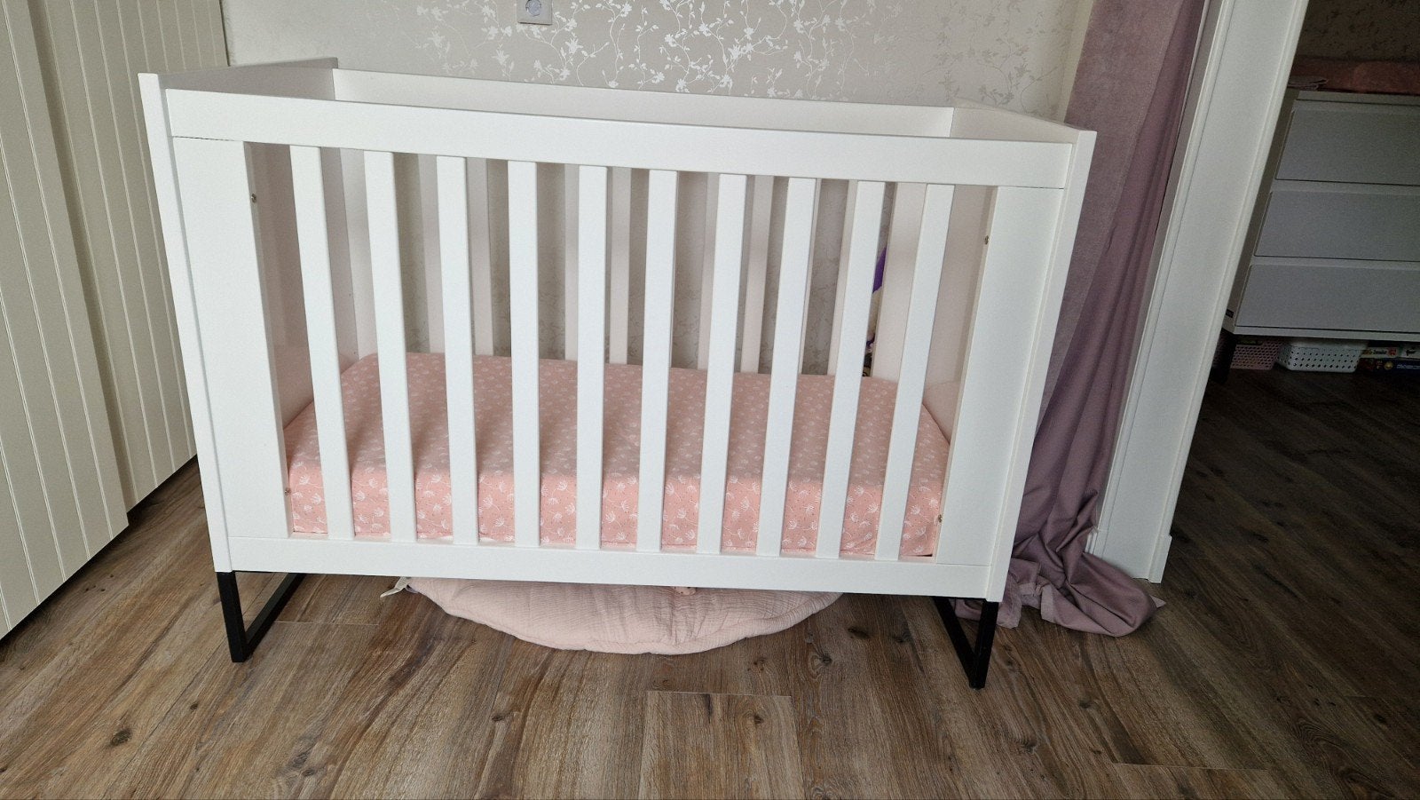 Interbaby Ledikant Hoogglans Wit met Zwarte Poten, Ophalen, Zo goed als nieuw, Ledikant