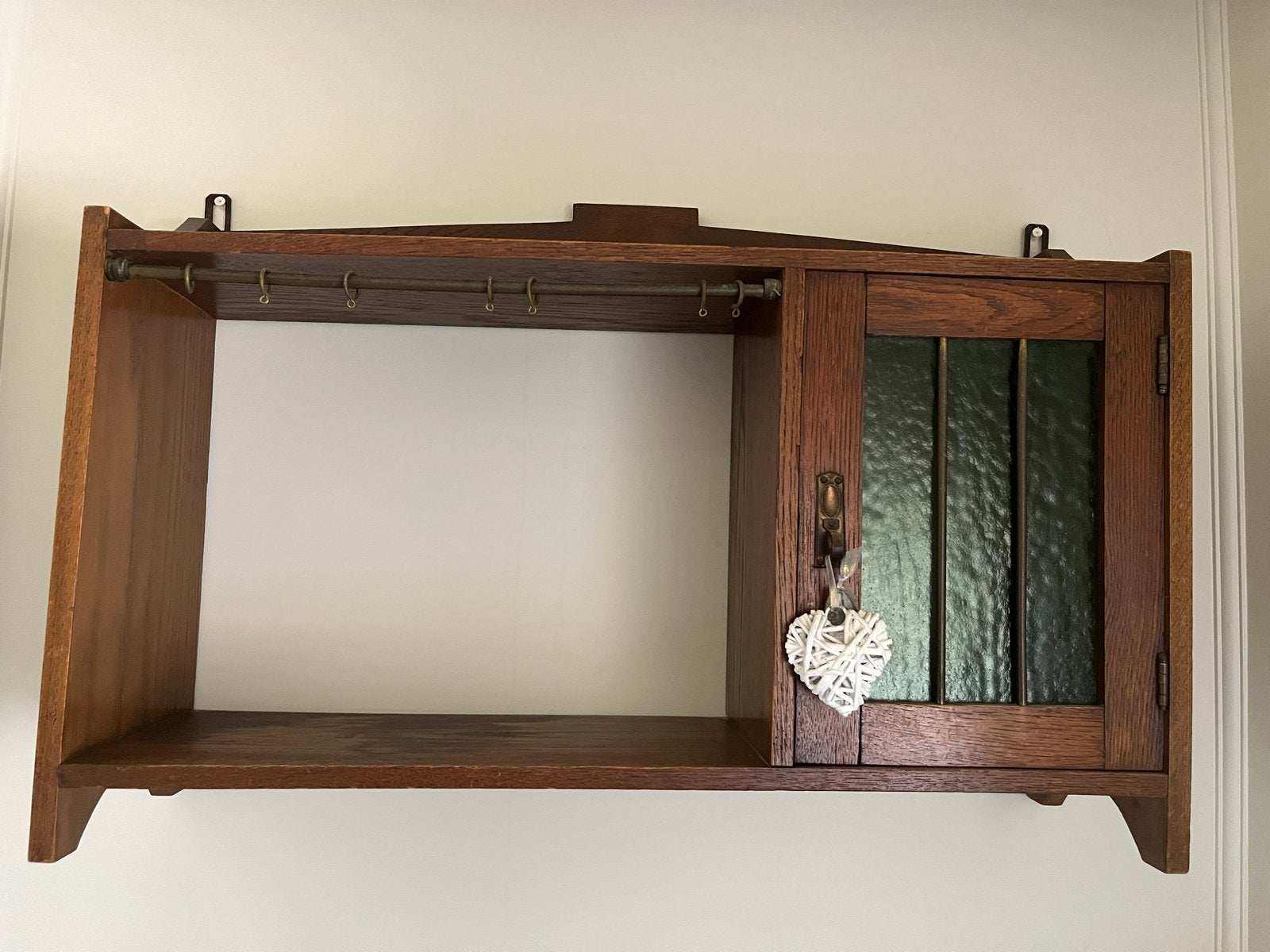 Vintage houten kastje met groen glazen deurtje en haakjes, Ophalen