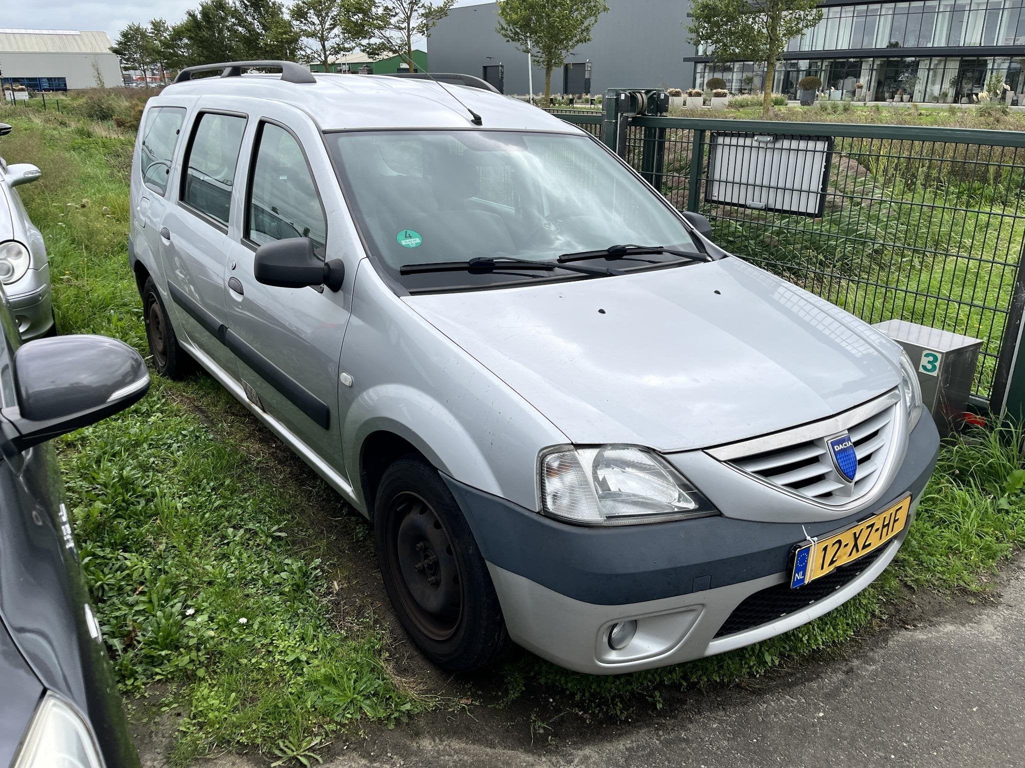 Dacia Logan MCV 1.6-16V Lauréate 7p. EXPORT ONLY!, Auto's, Stof, Gebruikt, Elektrische ramen, 7 stoelen