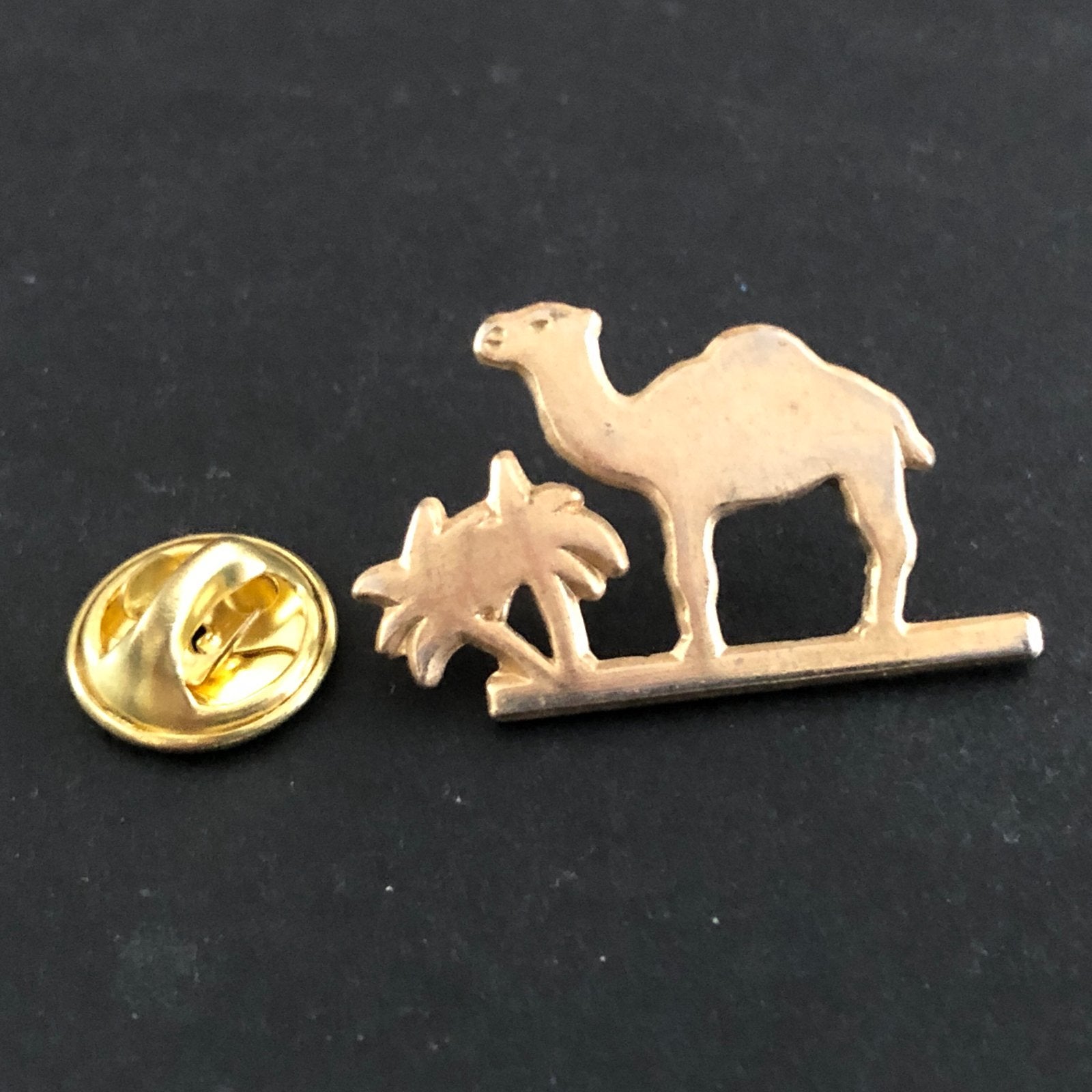 Gouden Kameel en Palmboom Speldje, Sieraden, Tassen en Uiterlijk, Broches, Zo goed als nieuw, Overige materialen, Goud, Minder dan 4 cm