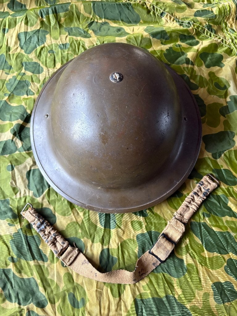 Tweede wereldoorlog Canadese helm met helmriem 1941/42, Ophalen of Verzenden, Landmacht, Engeland, Helm of Baret