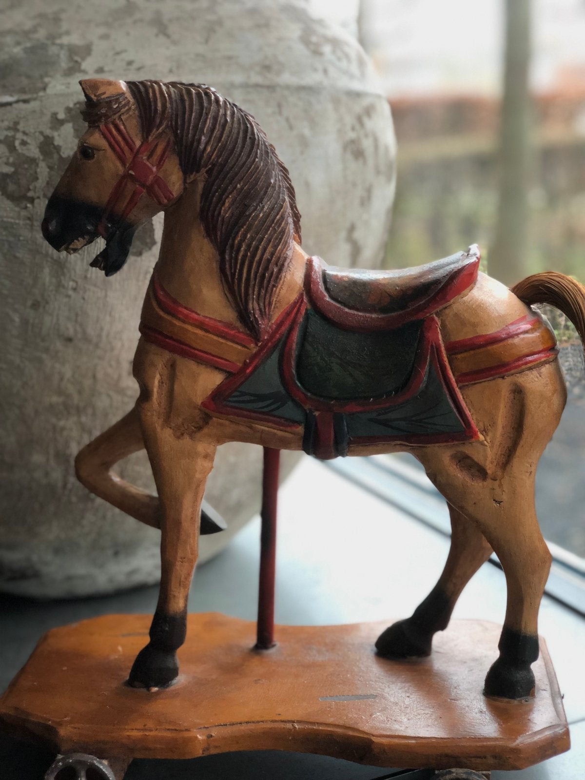 Houten carousel paard op plateau & wielen sleets imperfect, Ophalen of Verzenden