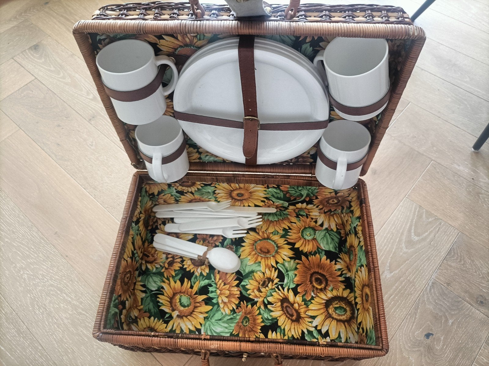 Gevulde Picknickkoffer - Compleet voor 4 personen, Ophalen, Zo goed als nieuw