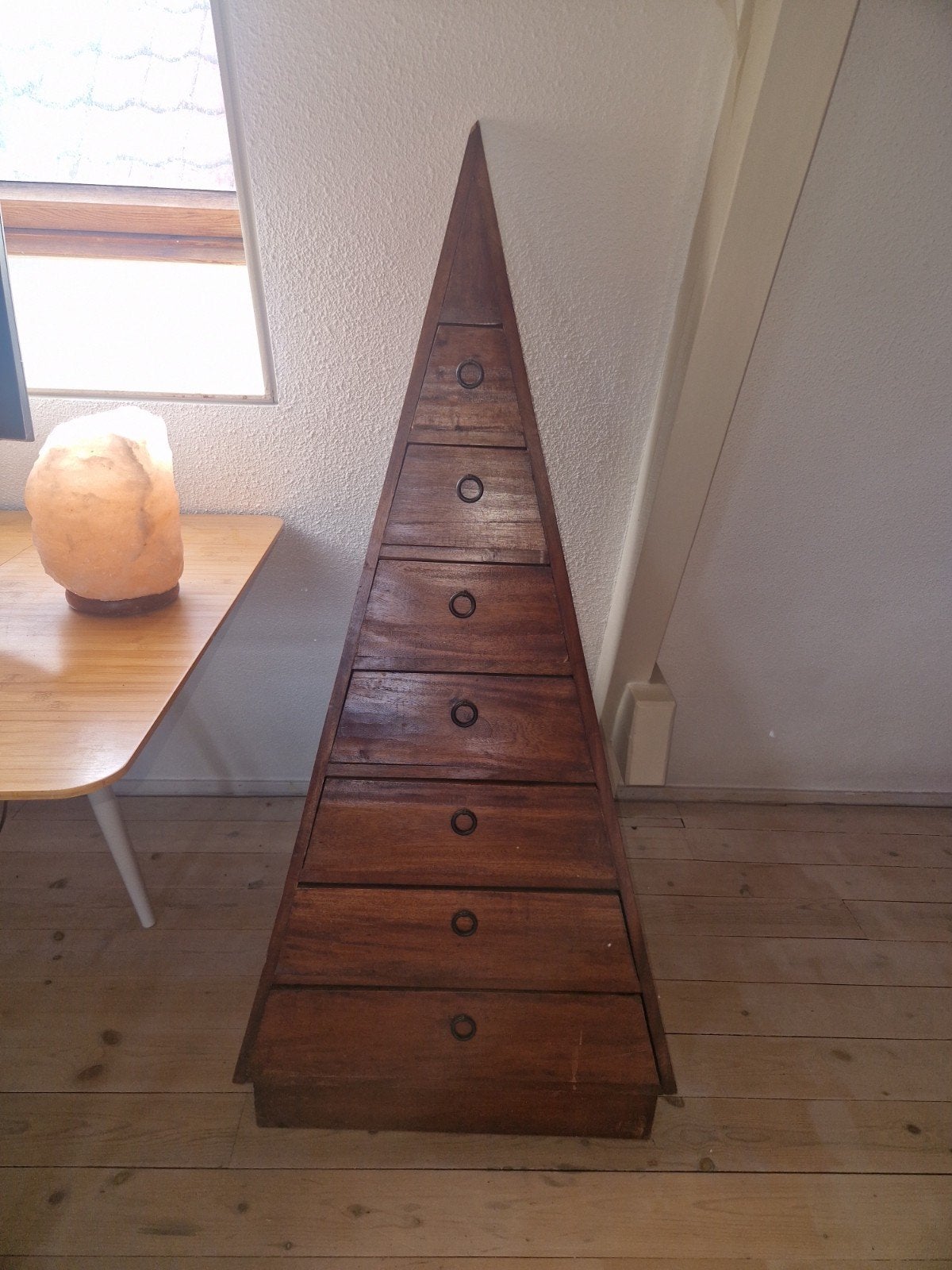 Unieke piramide kast, Ophalen