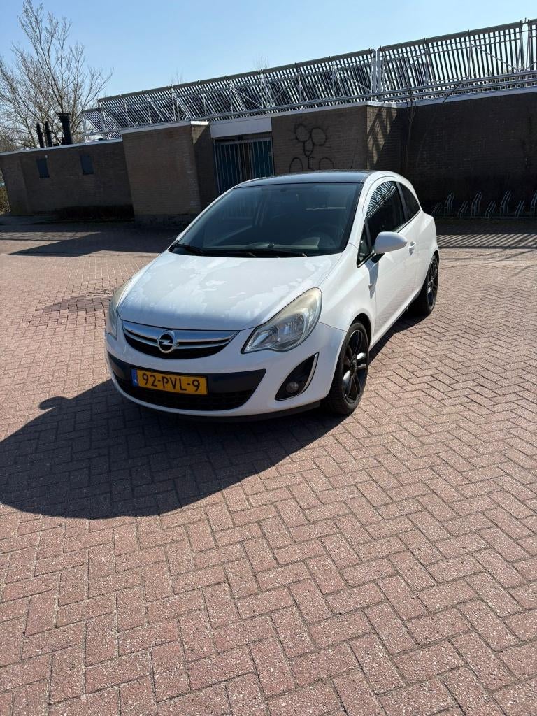 Opel Corsa 1.4 16V 3D 2011 Wit, Auto's, Opel, Voorwielaandrijving, Euro 5, Stof, 40 €/maand