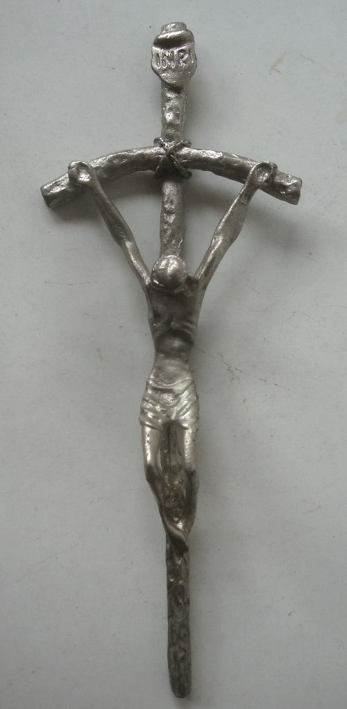 Tinnen kruisbeeld met ophangoog, 14 cm lang, 5 cm breed, Ophalen of Verzenden