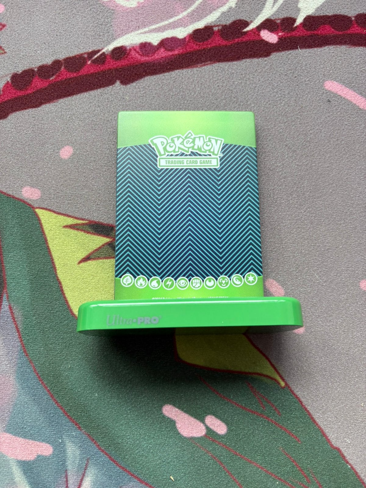 Display Case & Stand Pokémon TCG Grass Energy 001  Ultra PRO, Ophalen of Verzenden, Nieuw
