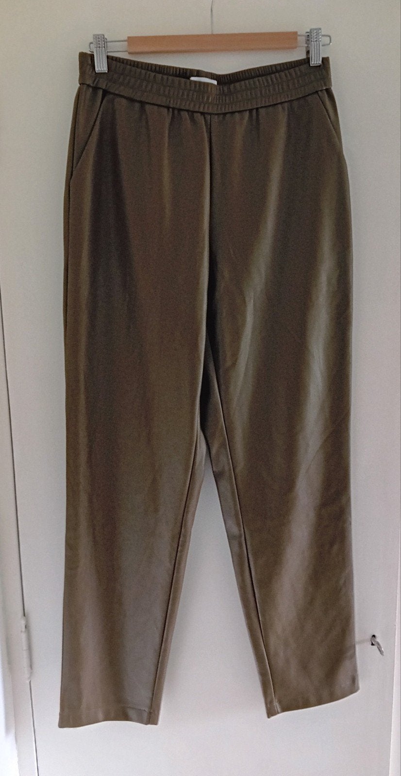 Anytime PU lederlook broek khaki groen 38, Maat 38/40 (M), Anytime, Ophalen of Verzenden, Zo goed als nieuw