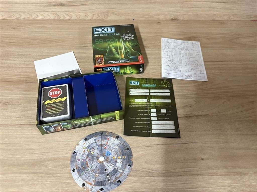 exit het geheime lab - s4191, Hobby en Vrije tijd, Gezelschapsspellen | Bordspellen, Zo goed als nieuw, Verzenden