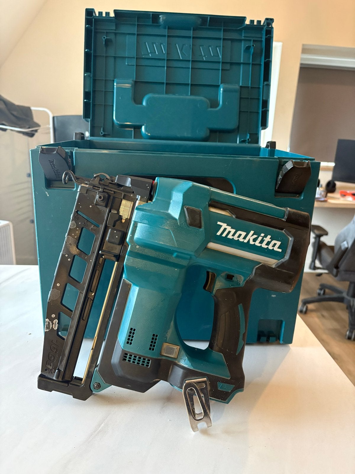 Makita DBN600ZJ Accu tacker 18V (excl. accu's en lader), Ophalen of Verzenden, Zo goed als nieuw, Tacker/nietmachine, Makita