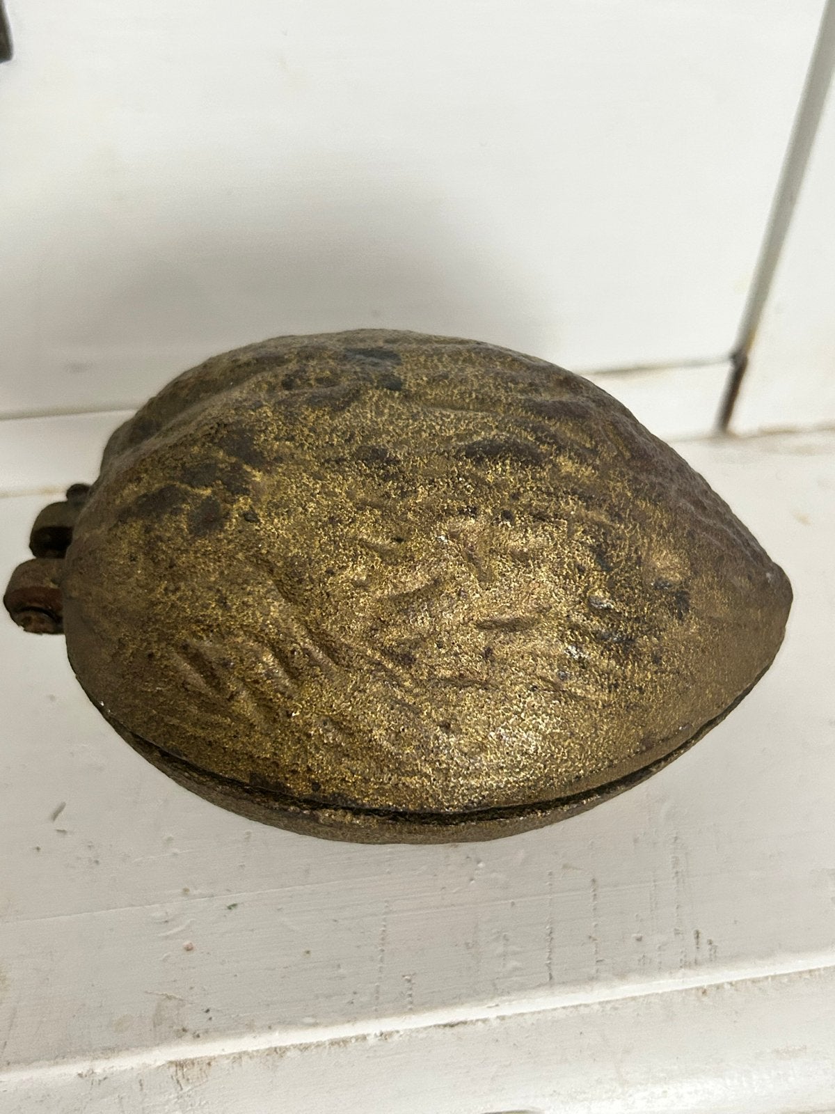 Antieke bronzen notenkraker in de vorm van een noot, Ophalen of Verzenden, Brons