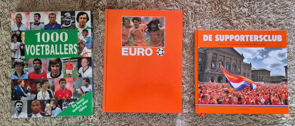 Voetbalboeken: Nederlands Elftal & 1000 Voetballers, Ophalen of Verzenden, Gelezen, Balsport