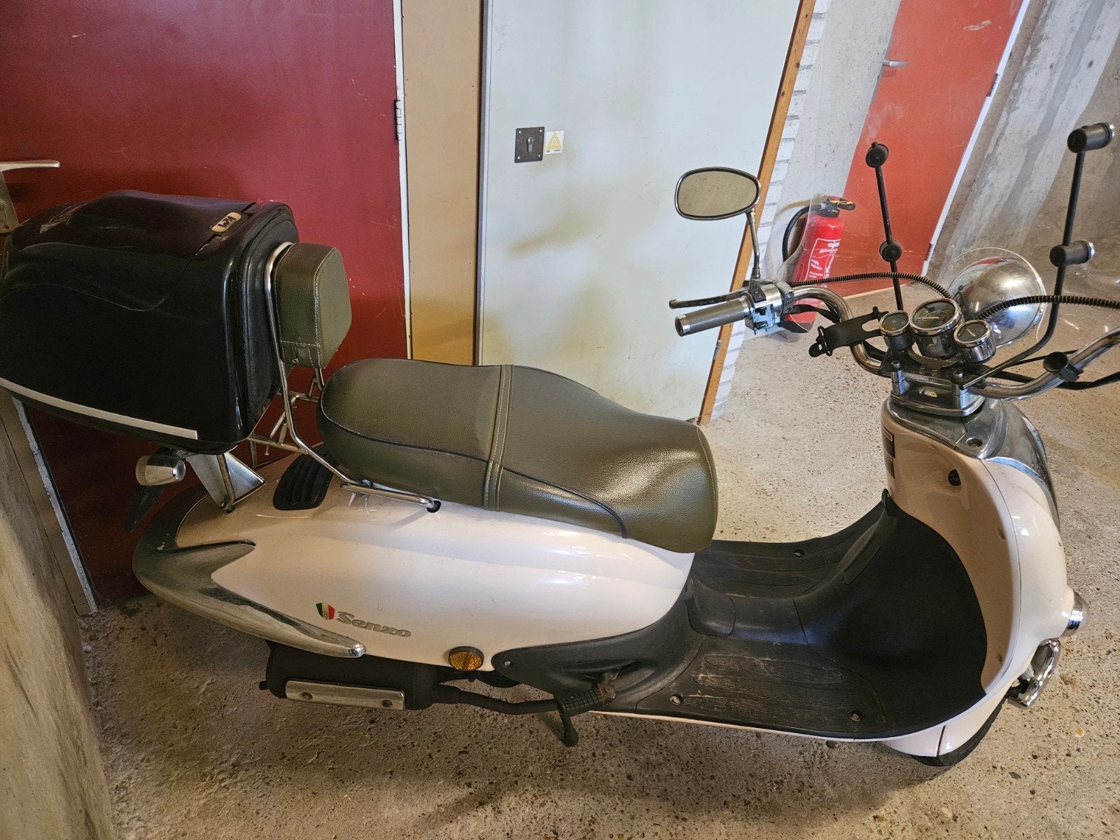 Senzo scooter met helm en Art4 slot, Ophalen, Gebruikt, Overige modellen
