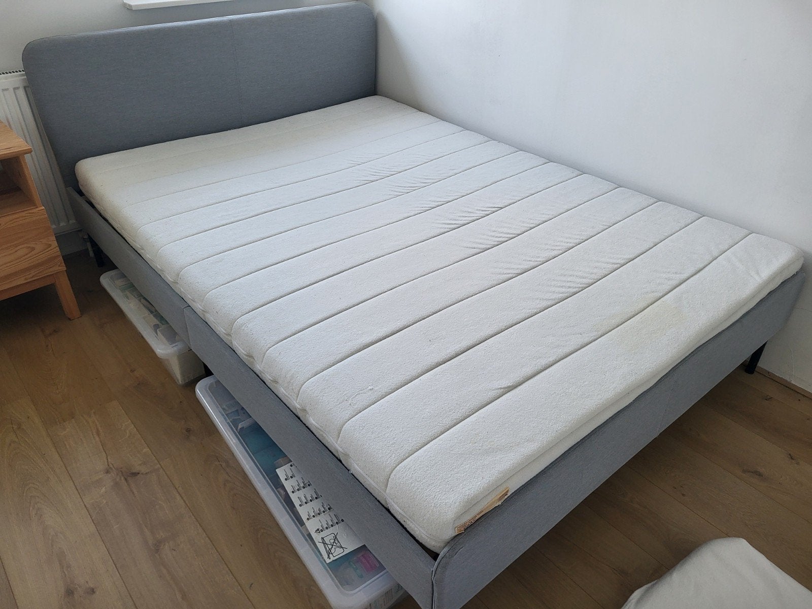 Ikea Slattum bed met lattenbodem, matras en matrasbeschermer, Huis en Inrichting, Slaapkamer | Bedden, Ophalen, Gebruikt, 140 cm