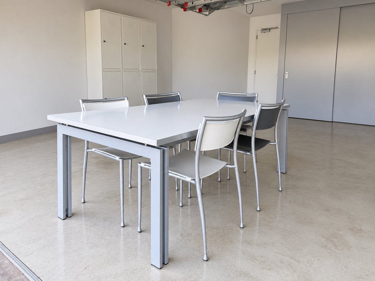 Eettafel 90x170 met 5 stoelen - zilvergrijs/wit -Gebruikt, Ophalen, Kunststof, Gebruikt, 50 tot 100 cm